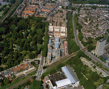 844627 Luchtfoto van de Gansstraat en omgeving te Utrecht, uit het zuidoosten. Op de voorgrond de Oosterspoorweg; links ...